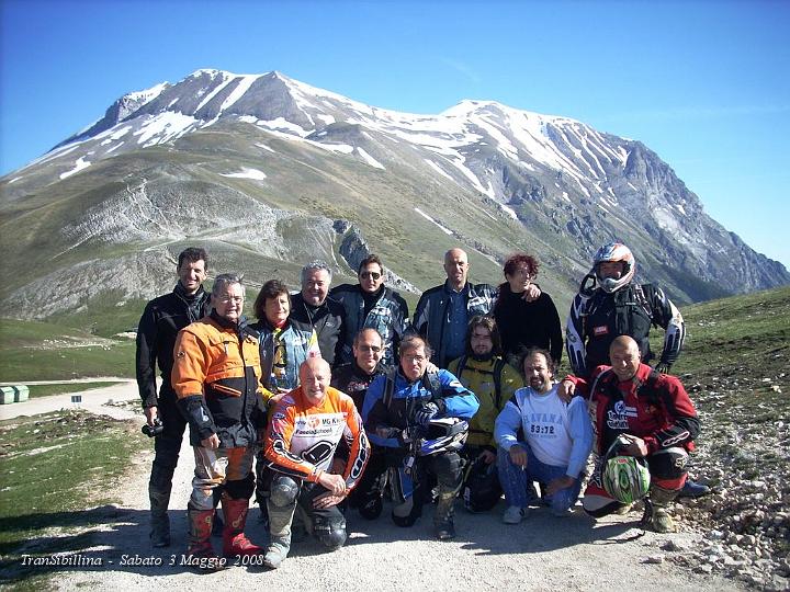 DSCN2599.JPG - Ecco i 14 Talebani che hanno pernottato nel Rifugio .. manca Gino che scatta la foto, ma lo rimpiazza Gino, il titolare gestore del Rifugio.