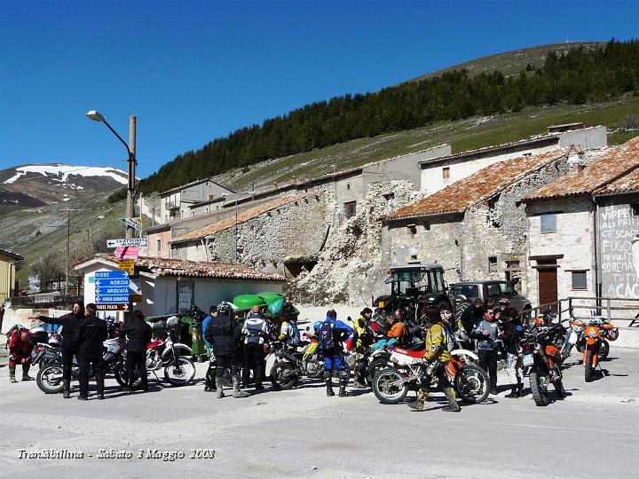 DSCN2604.JPG - La Moto di Laura prima non parte a causa della batteria scarica e poi finisce la benzina .. tubicino e travaso di benza .. incominciamo bene !! :-)