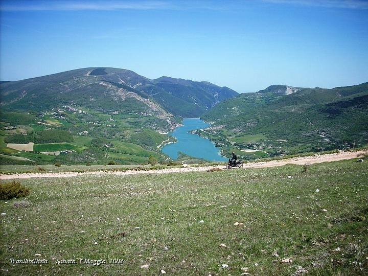 DSCN2699.JPG - Lo sterrato scende e il lago di Fiastra diventa sempre più grande