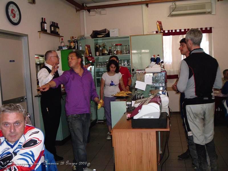 DSCF0785.JPG - ...nel caos totale ci viene detto dal ristoratore che il Moto Club aveva prenotato per 200 persone e ci siamo presentati in 250. Quindi, il Ristoratore, testualmente ci dice: "E' finita sia la pasta che la carne, mi spiace"  Pernonalmente non mi era mai capitata una cosa del generte, non ho proprio parole.