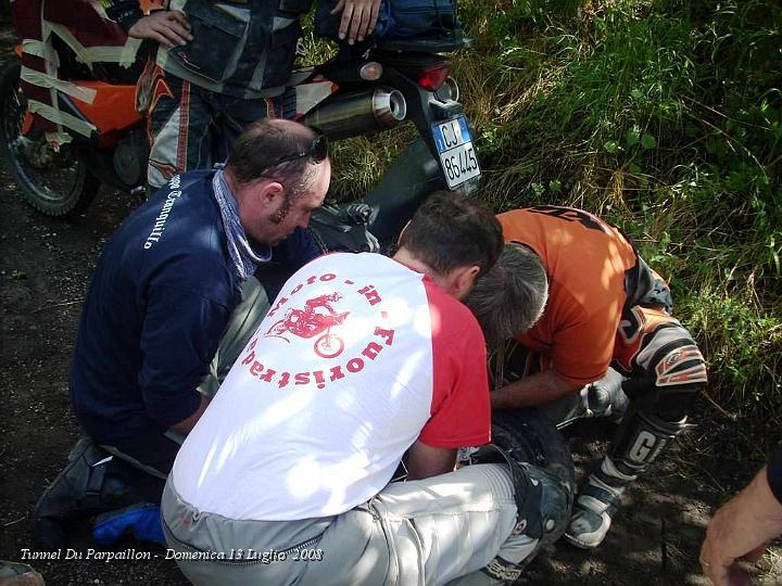 0493.JPG - Infiliamo tutta la camera d'aria all'interno del pneumatico