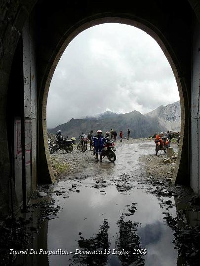 0562.JPG - Nel corso della Vita di questo Tunnel, quanti saranno passati di qui ? Ci saranno state delle battaglie ? Sofferenza ? Saranno nati Amori ? Chissa', chissa', per noi è una gioia immensa arrivare quassù tutti senza nessun problema.. :-)