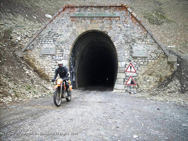 0600.JPG - Fabbio mooooolto lontano da casa, un mito, certamente il mito di questo Tour !! Curiosamente, facendo calcolare al Gps la strada più corta per arrivare a Roma mi darebbe 752 Km in 9 ore e 25 minuti :-)) Se calcolate che l'individuo s'è sparato 700 km il Giovedì, 130 il Sabato, 370 la Domenica e altri 700 il lunedì. Totale: quasi 2000 km col quel frullino sotto le chiappe capiterete i Talebani chi sono .. :-)