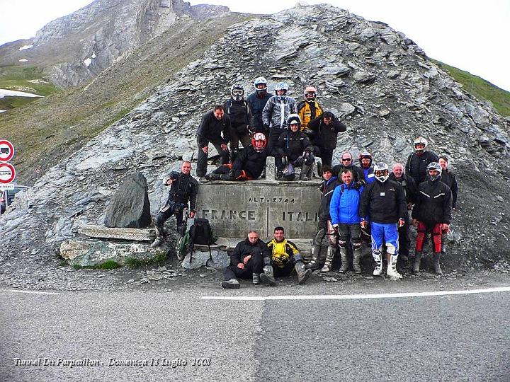 0637.JPG - Foto di Gruppo, ma inizia una grandinata stratosferica .. Teano per scendere nel versante Italiano si caga sotto dalla paura perche la Motorona, con al grandine nella carreggiata, gli va dove gli pare e piace.. :-)