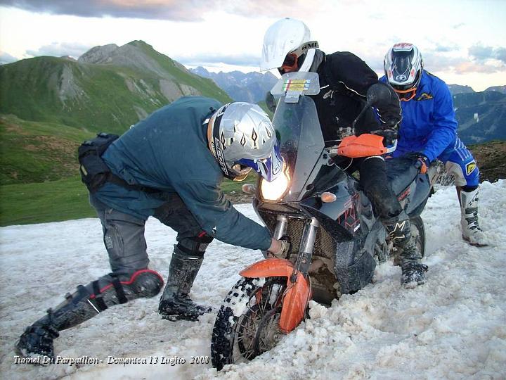 0670.JPG - Miseria ladra, una lingua enorme di neve, profonda, ci sbarra la strada ! Ci vuole la collaborazione di tutti !! :-)