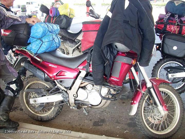 0006.JPG - Rotax, con la sua amata Aprilia Pegaso 650 a carburatori, un veterano, la Moto ha sul groppone oltre 100.000 km e va come un treno !