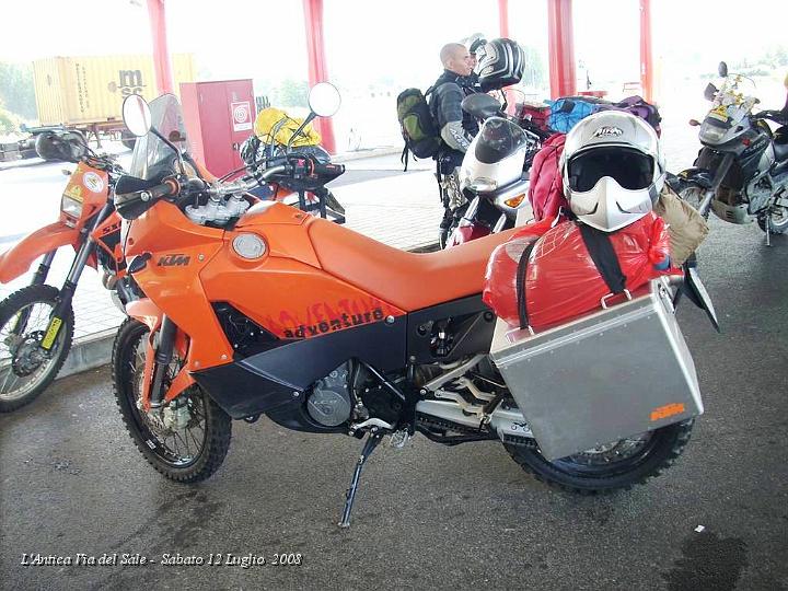 0007.JPG - MaxMi, con la sua Ktm 990, un Ragazzo alla prima uscita con noi, ma simpaticissimo. Ci farà da scopa nel viaggio verso Limone Piemonte.