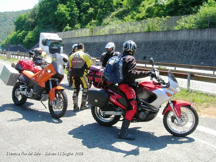 0010.JPG - Ogni 100 Km ci fermiamo a riposarsi, fare rifornimento alla Ktm di Fabbio e fare due chiacchiere.