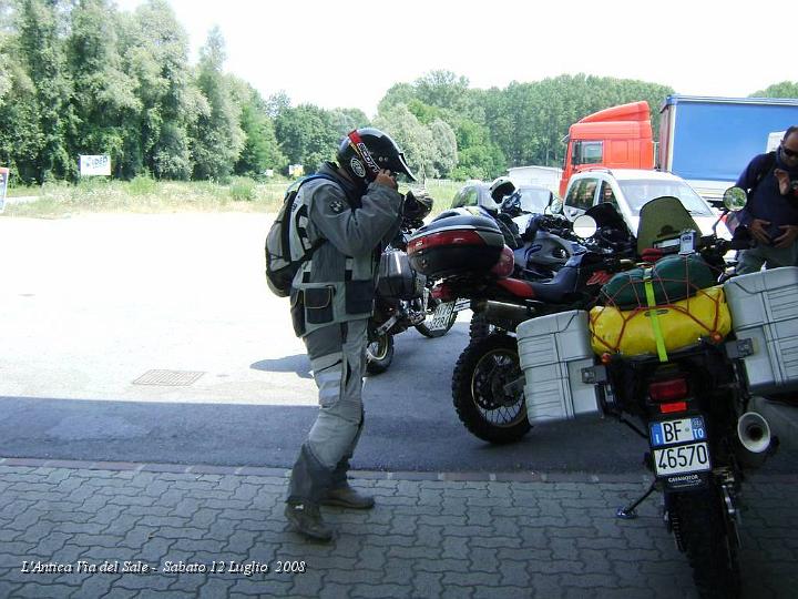 0018.JPG - Questo è il mitico Lorenzo, un po' ingrassato ultimamente, chissà, forse saranno le ferie.. Ha un'Africa Twin che l'ha portato dall'Africa alle Alpi senza battere ciglio.