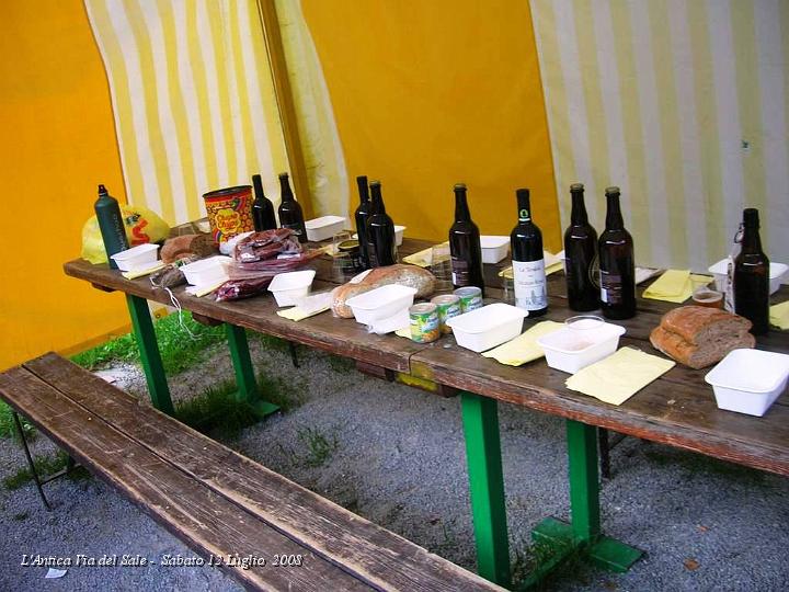 0035.JPG - Il vino e birra non mancano mai, ognuno ha portato qualcosa da mangiare dal punto in cui proviene