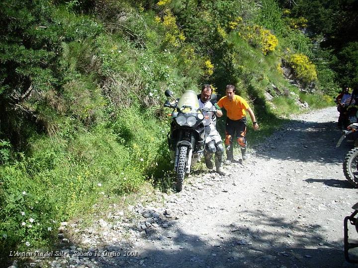 0164.JPG - Eheheh, sembrerebbe che l'Africona di Lorenzo abbia dei problemi, invece l'avvicina solo per attaccare alla presa accendisigari il compressorino per gonfiare la camera..