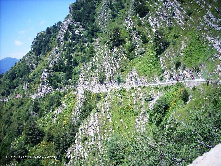 0183.JPG - La strada segna il costone della montagna