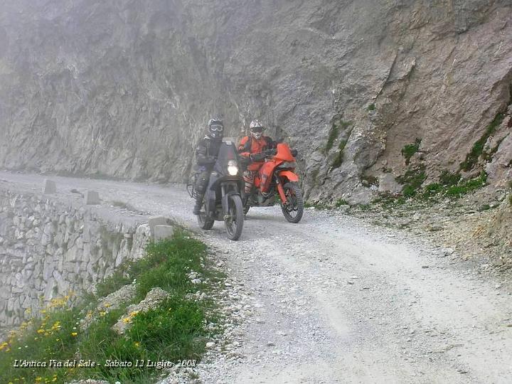 0296.JPG - La strada è sempre più stretta, c'è nebbia e arrivano dell Jeep ..